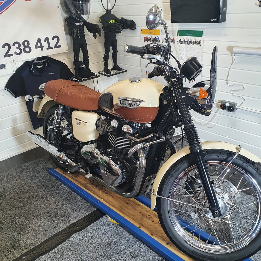 Triumph bonneville t100
