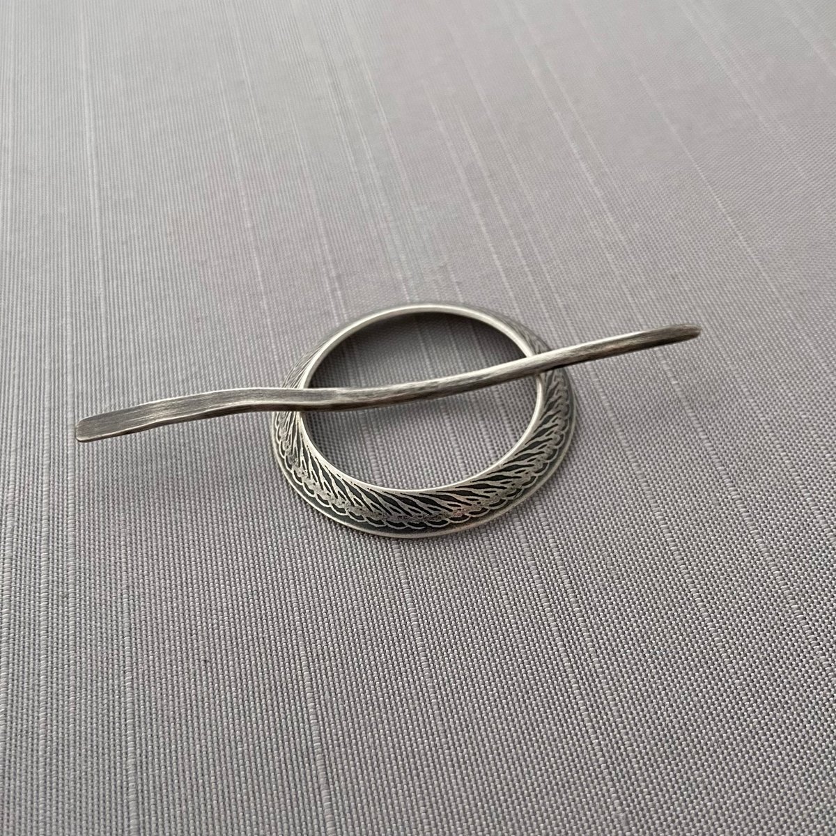 Circle pin brooch deals