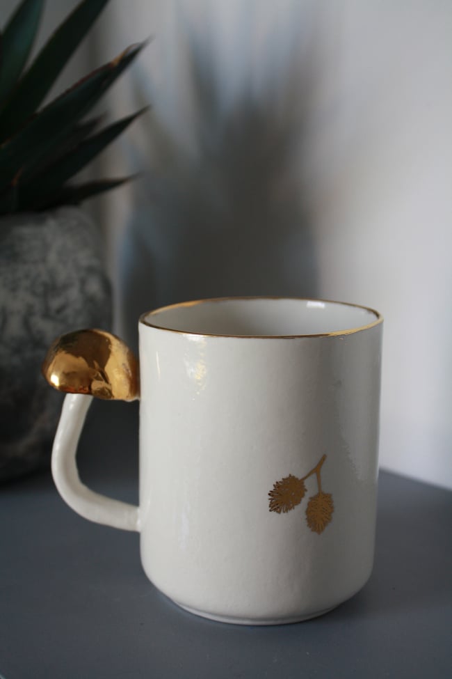 Porcelāna sēņu krūze ar zelta čiekuru