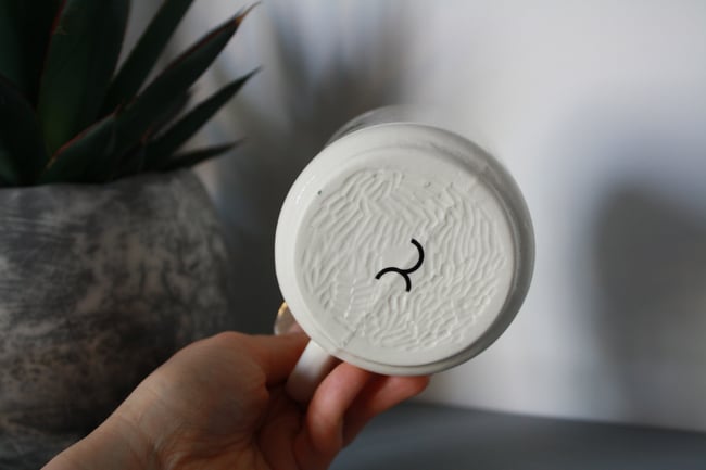 Porcelāna sēņu krūze ar zelta čiekuru