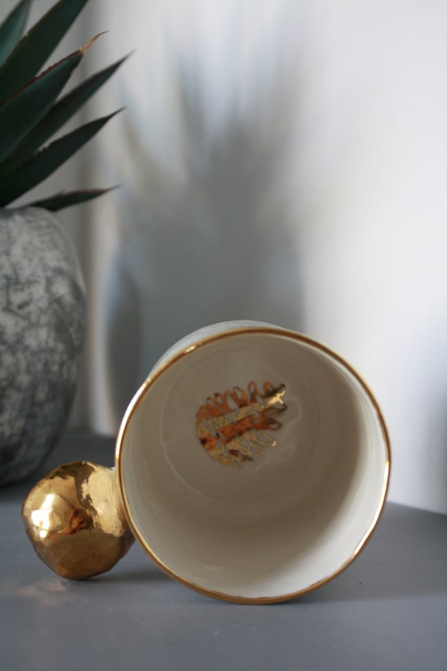 Porcelāna sēņu krūze ar zelta čiekuru