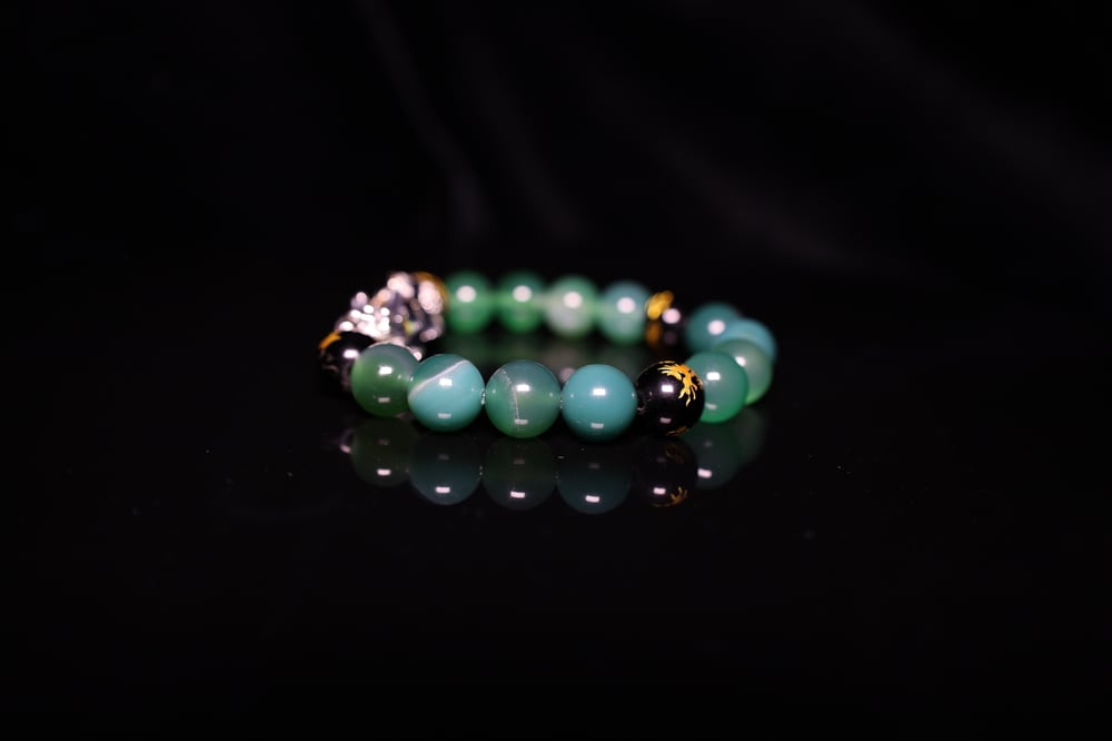 Handmade 10 mm Green and Black carved Agate Stone Bead with Silver Metal Pixiu Beads Bracelet