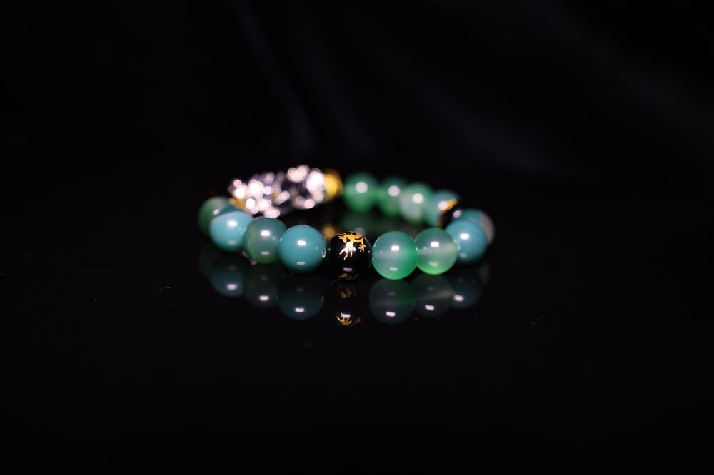 Handmade 10 mm Green and Black carved Agate Stone Bead with Silver Metal Pixiu Beads Bracelet