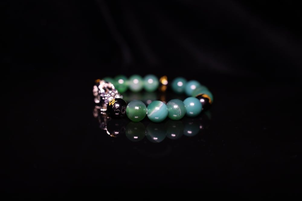 Handmade 10 mm Green and Black carved Agate Stone Bead with Silver Metal Pixiu Beads Bracelet