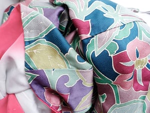 Image of Mineralfarvet silke kimono med florale mønstre
