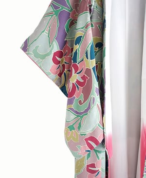 Image of Mineralfarvet silke kimono med florale mønstre