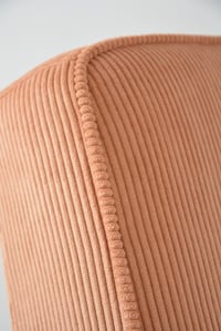 Image 2 of Fauteuil FOX velours côtelé rose peche