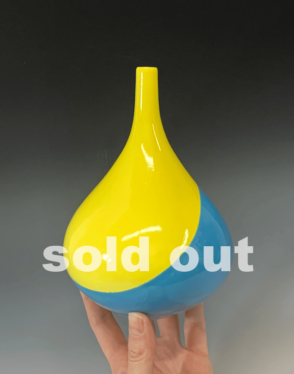 Image of UKRAINIAN FLAG TEARDROP VASE 2. 100% REFUGEE AID