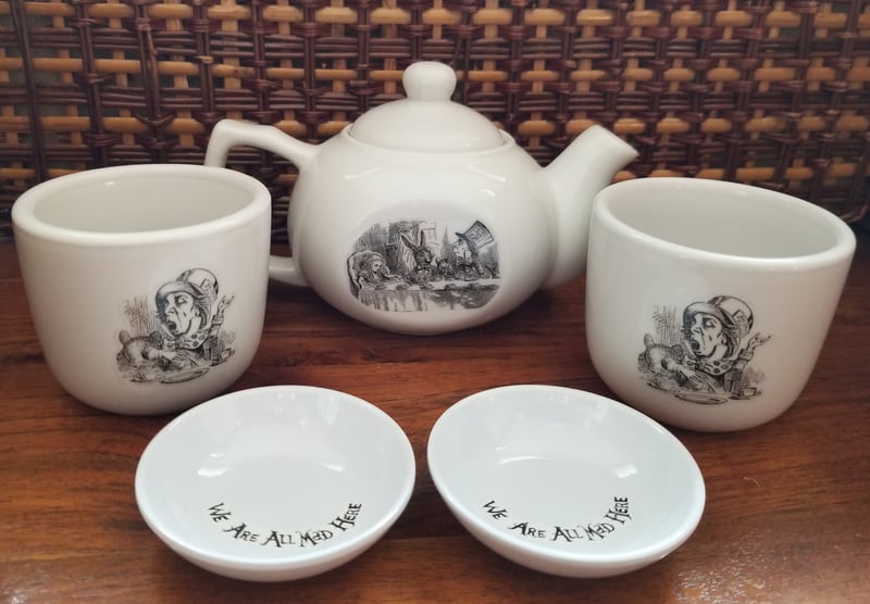 Alice in Wonderland Mad Hatter tea party tea set