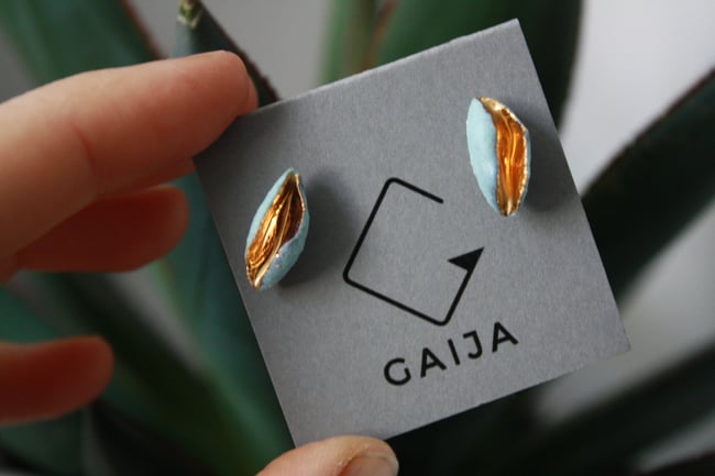 Gaiši zili ziedlapu auskari