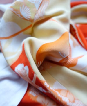 Image of Orange silkekimono med dekorationer /'Too Fairy'
