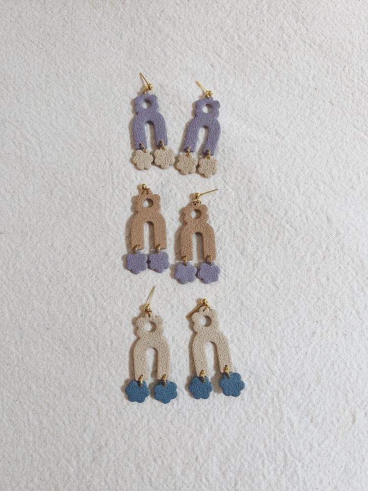 Image of daisy arc earrings