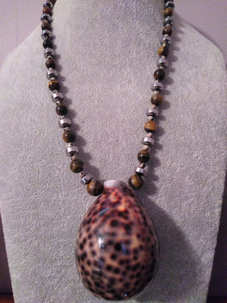 Image of LARGE SPOTTED COWRIE SHELL WITH TIGER EYE