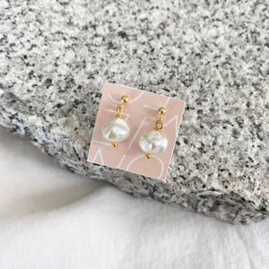 Image of PETITE PEARL EARRINGS GOLD