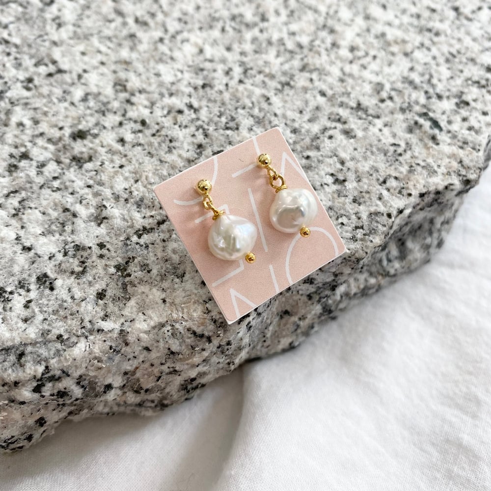 Image of PETITE PEARL EARRINGS GOLD