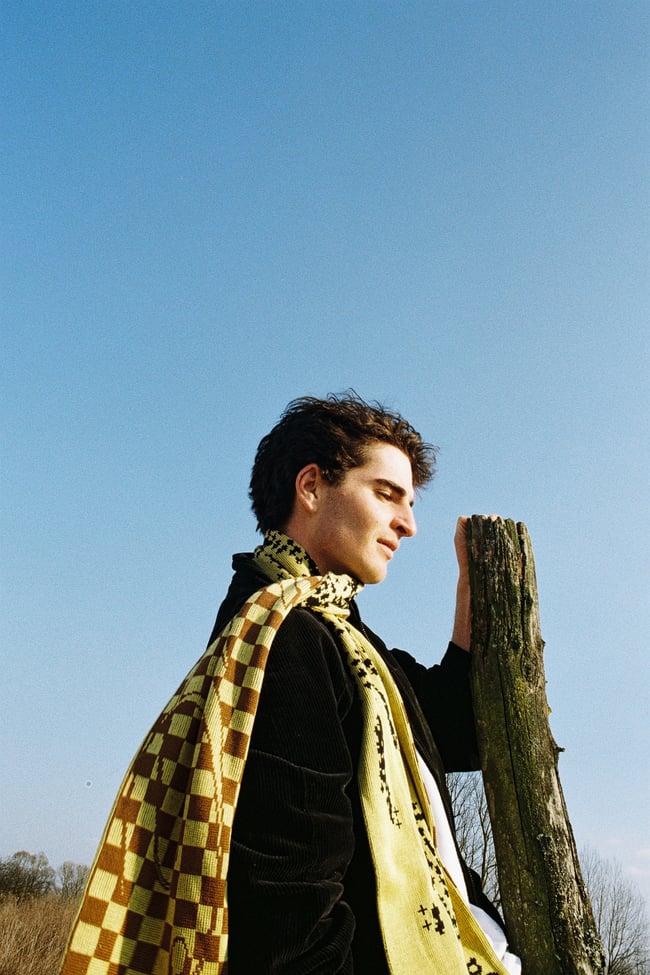 Fragile scarf in black brown