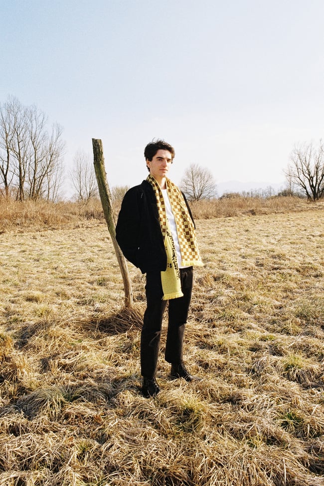 Fragile scarf in black brown