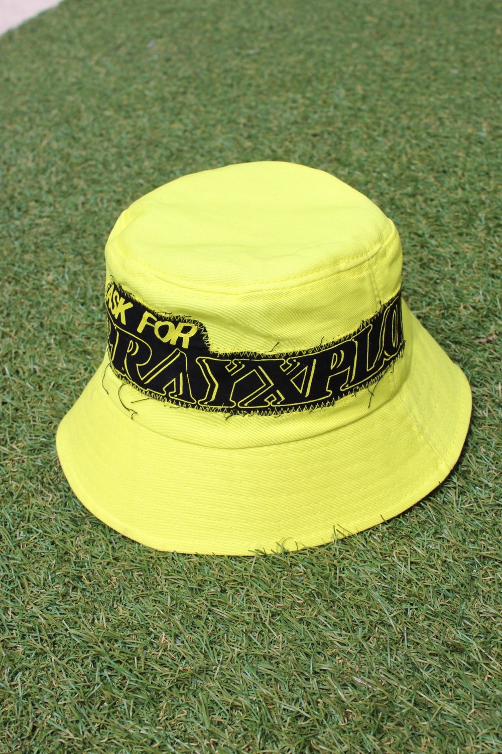 but nicely bucket hat in yellow 