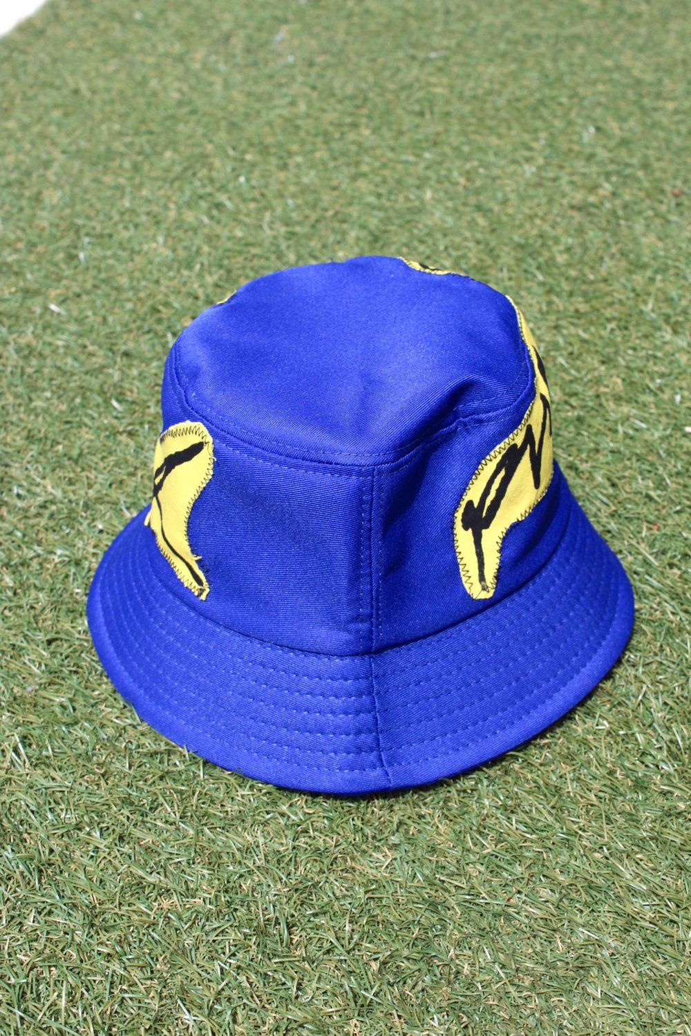 near perfect bucket hat in blue 