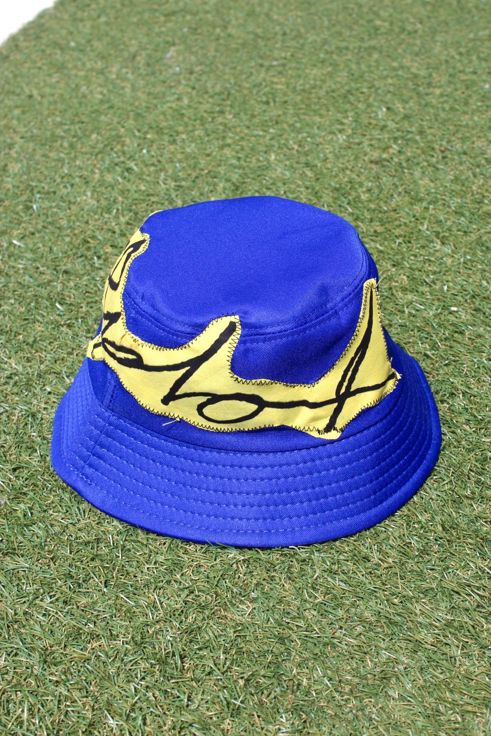 near perfect bucket hat in blue 