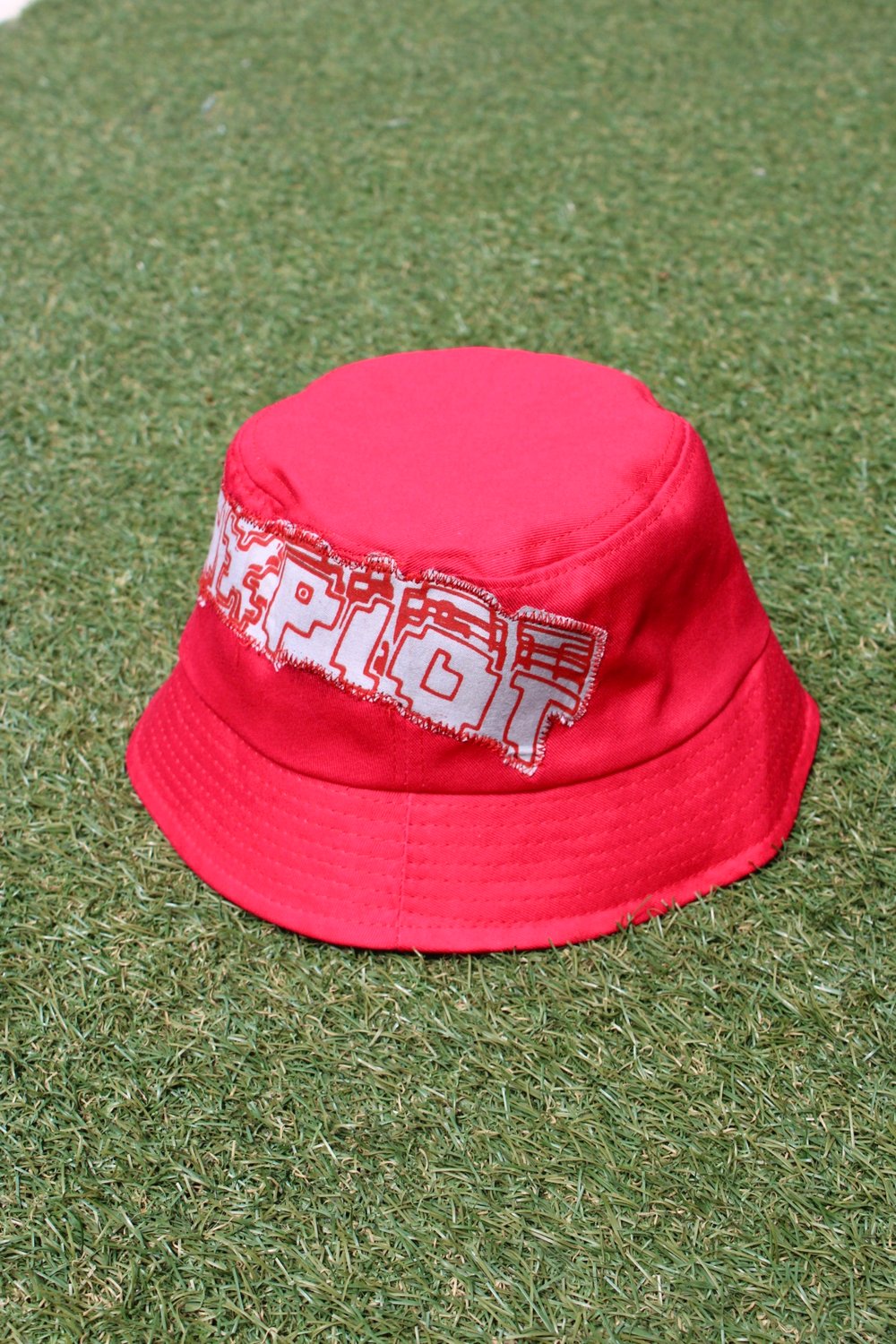 waveform bucket hat in red 
