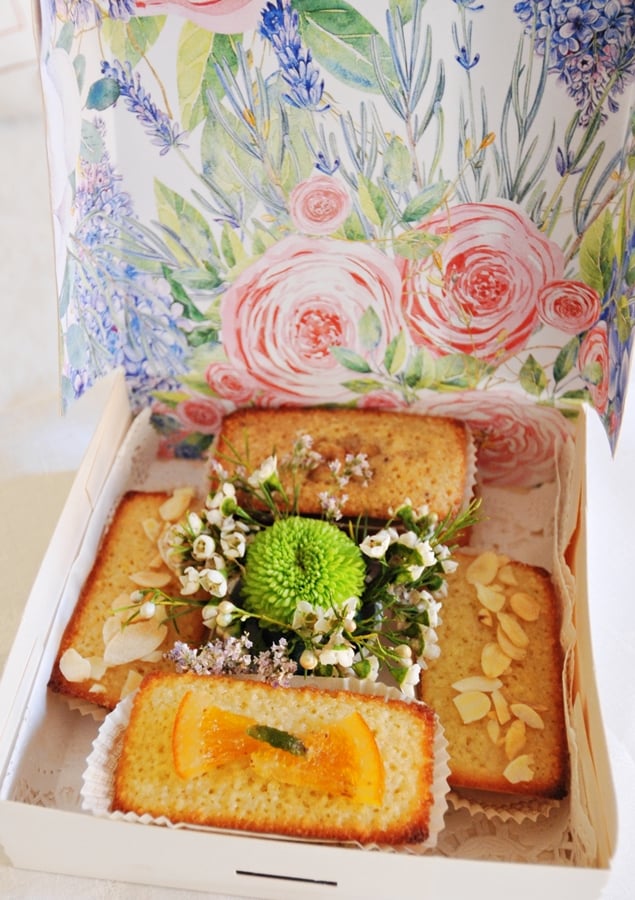 Image of CAKE & FLOWER BOX - FINANCIERS