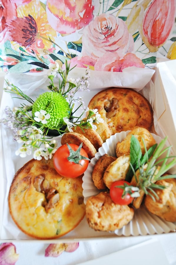 Image of CAKE & FLOWER BOX - SAVOURY/SALADOS