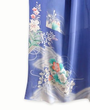 Image of Blå silkekimono med blomsterkanter