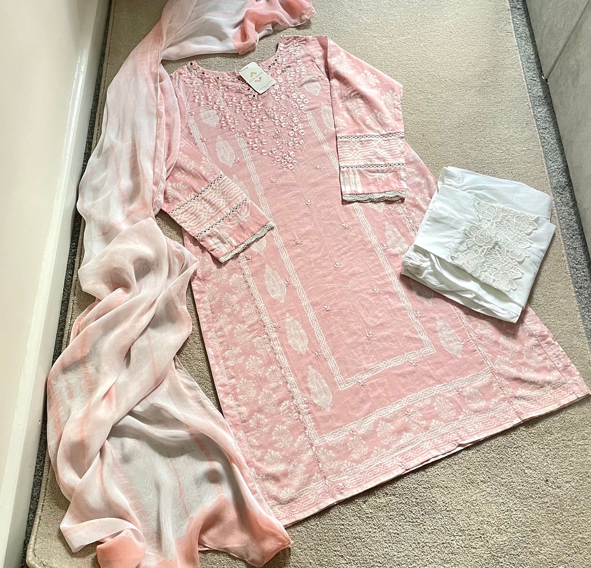 Agha noor 'floral pink 3 pcs' | ruwaboutique
