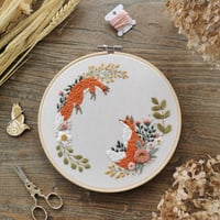 Image 1 of Patron broderie et guide PDF : deux renards amoureux