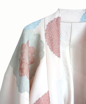 Image of Pudderfarvet kimono af silke m. krysantemum m. bindebånd