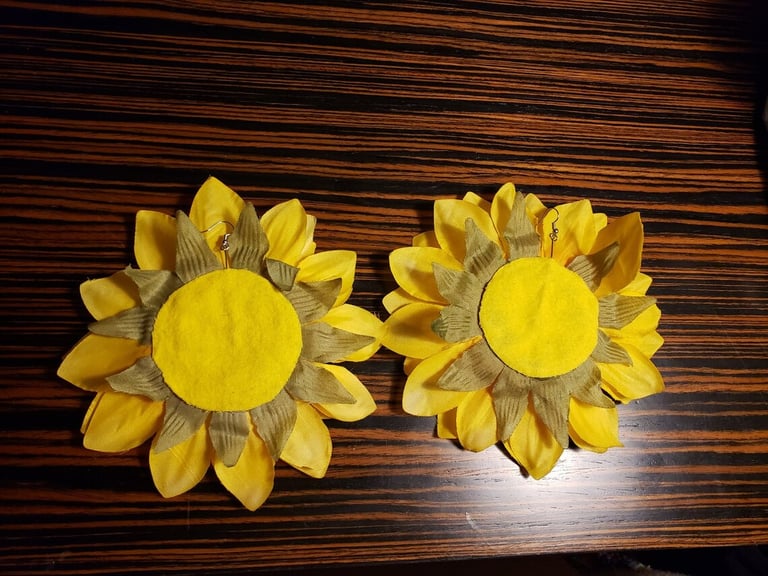 Sunflower Dangle Image 2