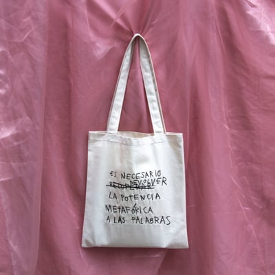 Image of Tote Bag es necesario devolver la potencia metafórica de las palabras 