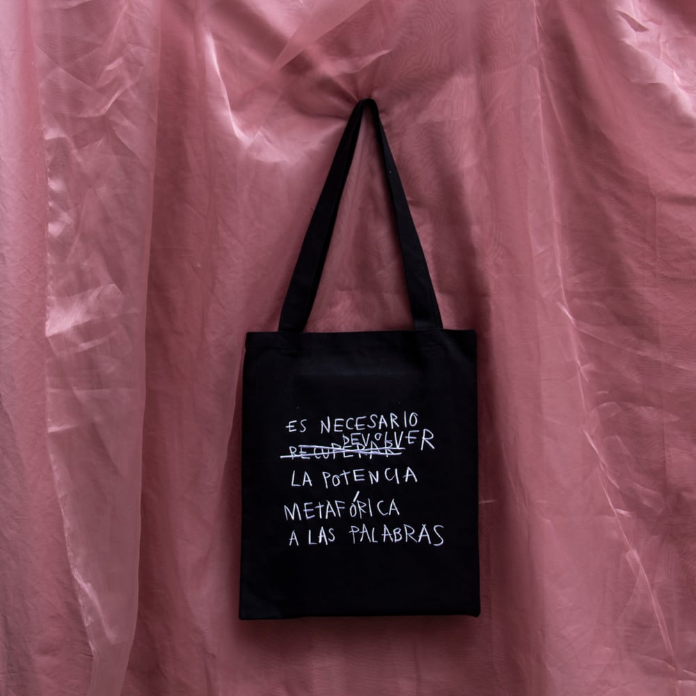 Image of Tote Bag es necesario devolver la potencia metafórica de las palabras 