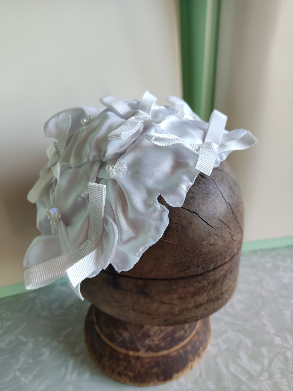 Image of Fascinator bianco fiori/fiocchetti/cristalli