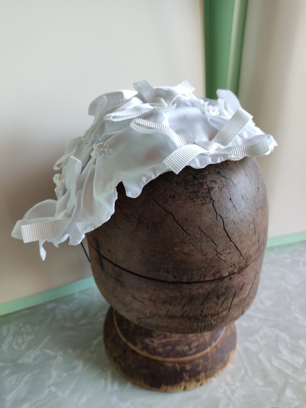 Image of Fascinator bianco fiori/fiocchetti/cristalli