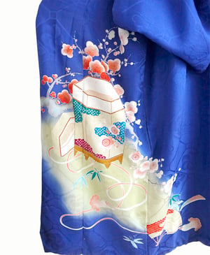 Image of Cobolt blå silke kimono med kirsebærblomster