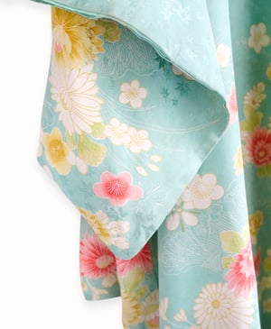 Image of Silke kimono - lyseblå med kirsebærblomster og margueritter /'Too Fairy'