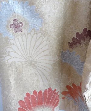Image of Hørfarvet kort kimono med sølv florale mønstre - vendbar