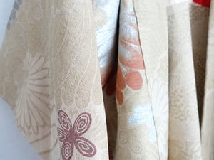 Image of Hørfarvet kort kimono med sølv florale mønstre - vendbar