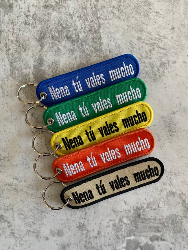 Llavero Nena tú vales mucho colores