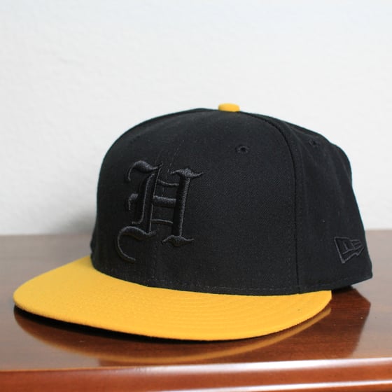 Image of Fitted Hawaii H Pride Black/Yellow Fitted 7 1/2