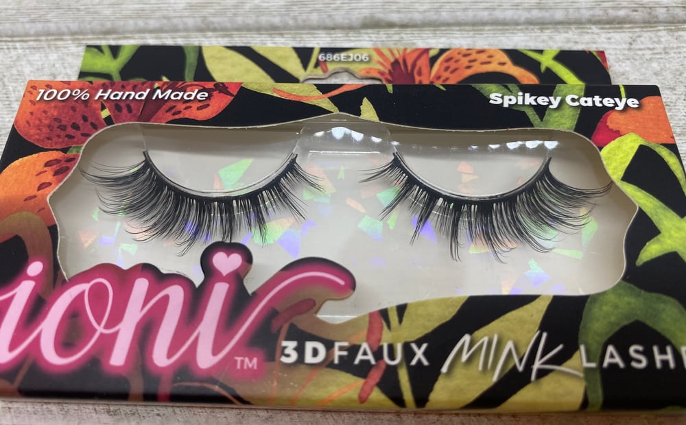 MANU Spikey Cateye IONI lashes 