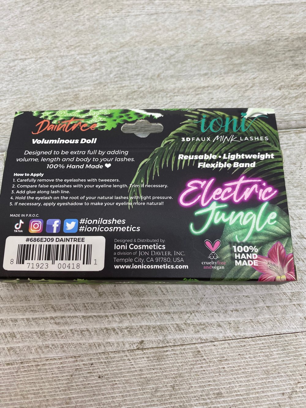 DAINTREE IONI voluminous doll lashes
