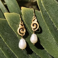 Image 2 of NUAGES BAROQUE Earring Petite - Hook with Pearl