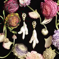 Image 5 of NUAGES BAROQUE Earring Petite - Pearl Coral