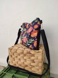 Image 3 of Bolso BANDOLERA mediano GRANADAS SOBRE NEGRO