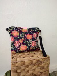 Image 4 of Bolso BANDOLERA mediano GRANADAS SOBRE NEGRO