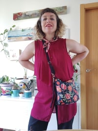 Image 2 of Bolso BANDOLERA mediano GRANADAS SOBRE NEGRO