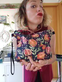 Image 5 of Bolso BANDOLERA mediano GRANADAS SOBRE NEGRO